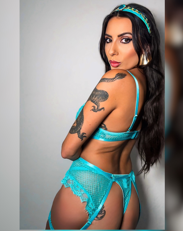 Hollie Nicole 