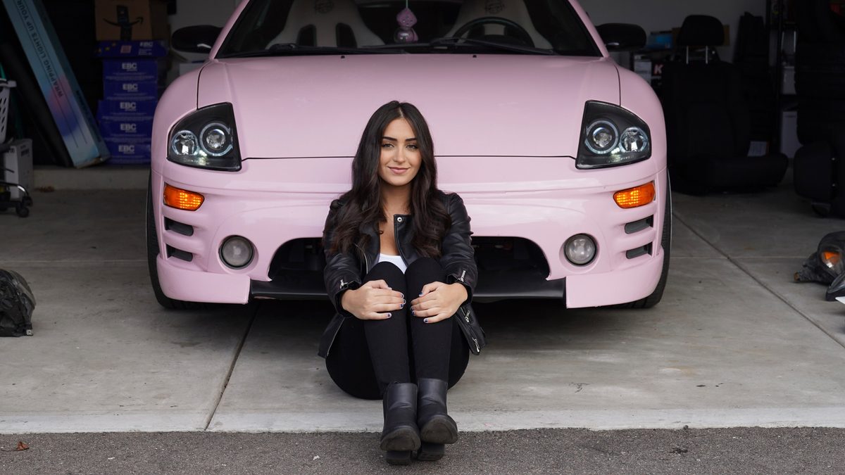 Auto Influencer Christina Roki in front of a pink car.