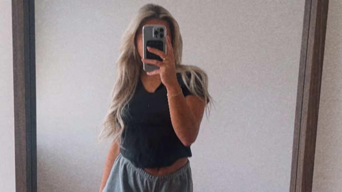 Dalanie DiSabato in front of a mirror.