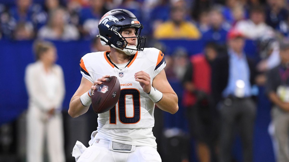 INDIANAPOLIS, IN - AUGUST 11: Denver Broncos Quarterback Bo Nix (10) passes during the NFL, American Football Herren, USA Preseason game between the Denver Broncos and the Indianapolis Colts on August 11, 2024