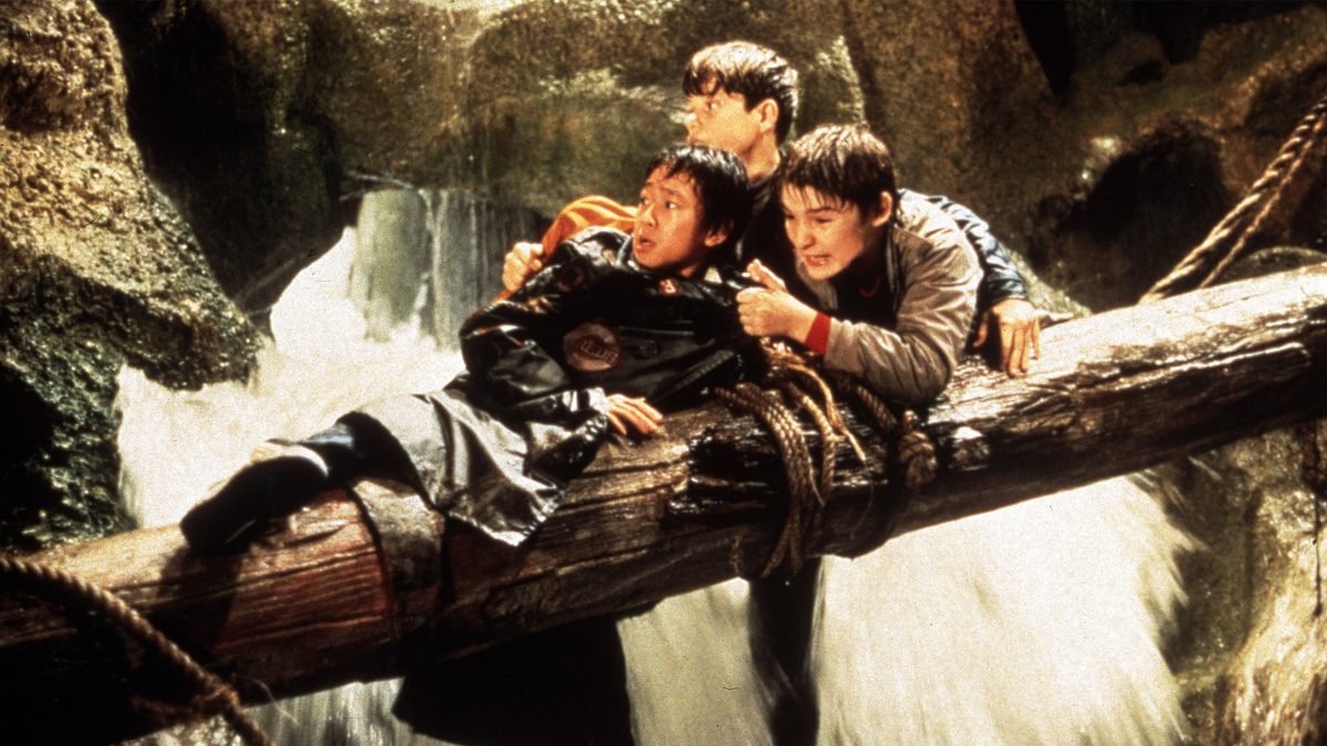 The Goonies USA 1985 / Richard Donner Szene mit JONATHAN KE QUAN (Richard), SEAN ASTIN (Mikey) und COREY FELDMANN (Clark)