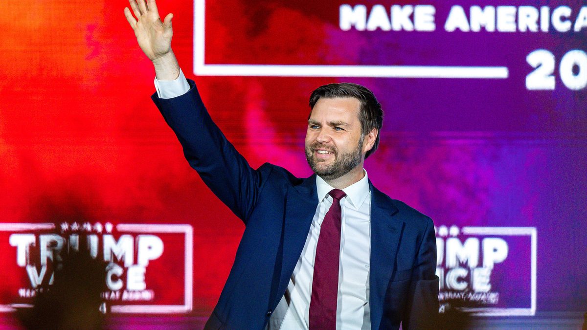 September 28, 2024, Monroeville, Pennsylvania, USA: Vice Presidential Nominee JD VANCE waves to the crowd at a town hall event Monroeville, Pennsylvania