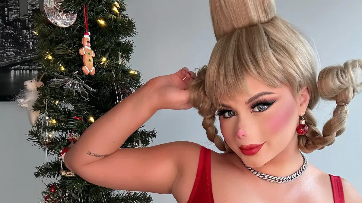 Playboy Holiday Jessy Erinn as Cindy-Lou Who.