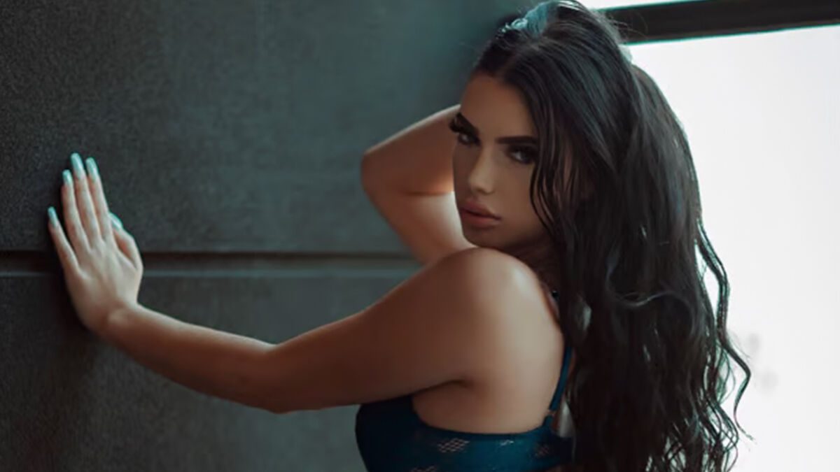 Annie Palmz in green lingerie.