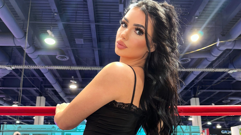 Annie Palmz Loves the Colosseum Bouts of the UFC