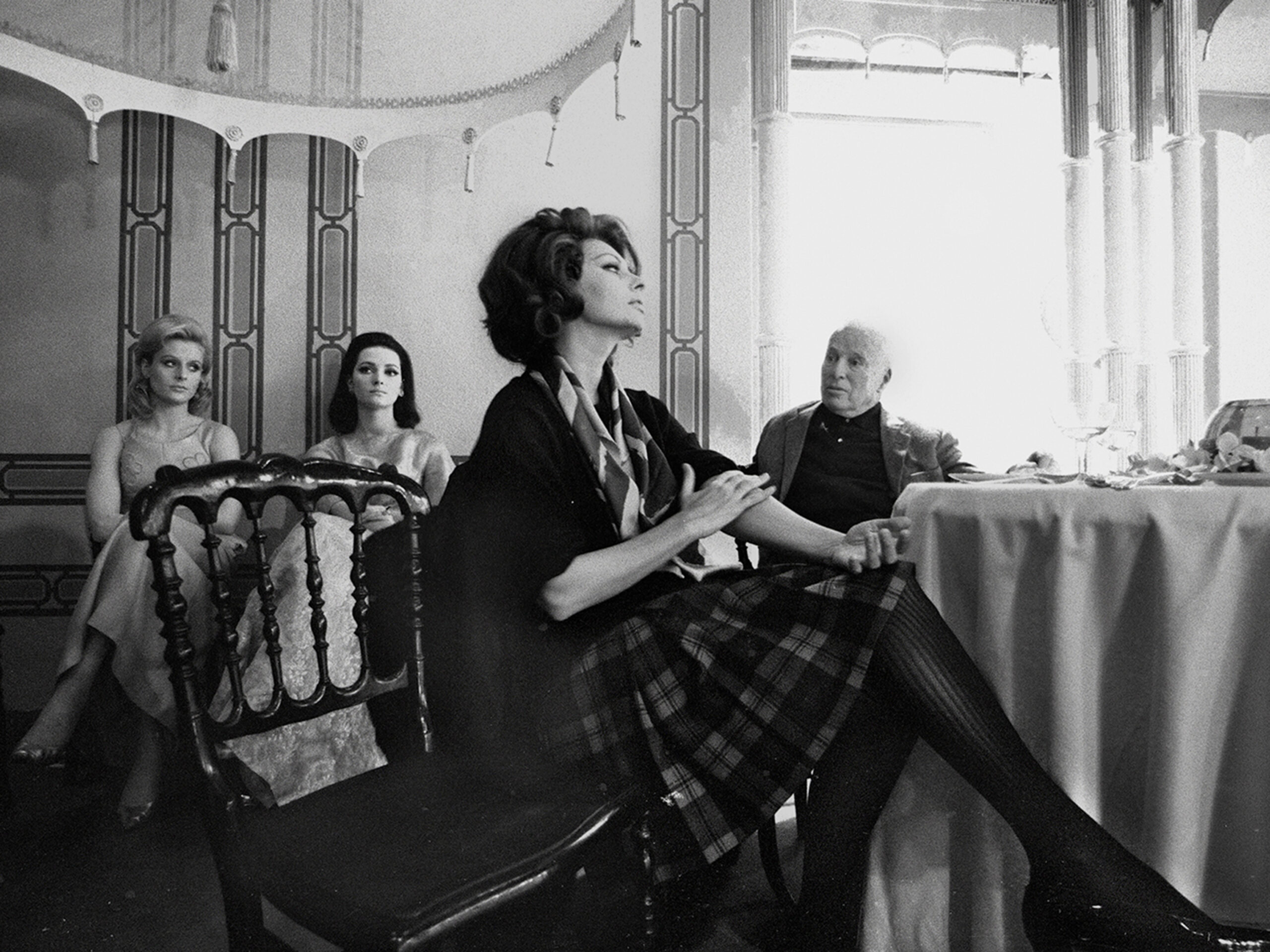 22-Charlie Chaplin and Sophia Loren London 1966 A Countess From Hong Kong -2880-Douglas-Kirkland-2880
