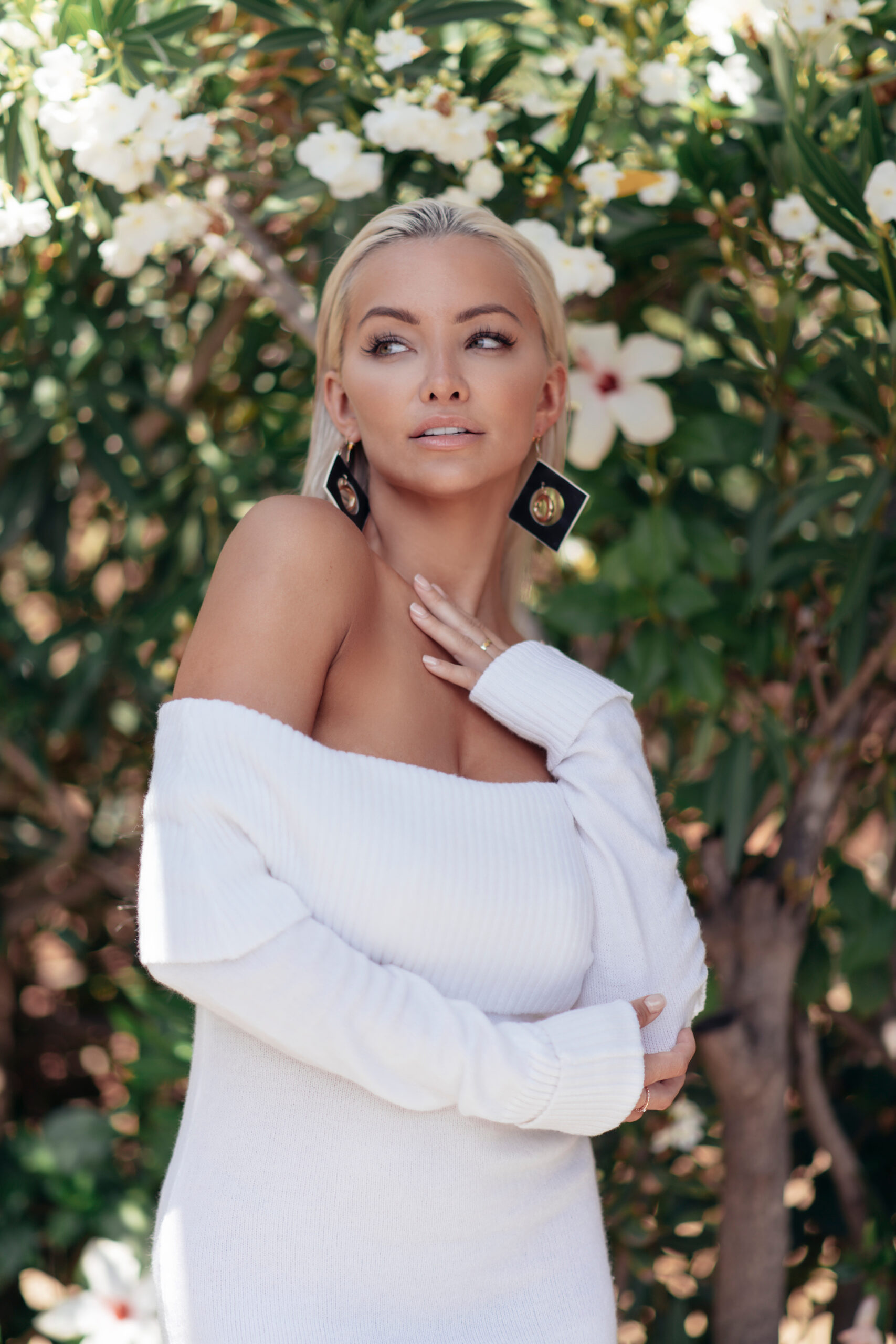 Playboy-Talk-To-Me-Lindsey-Pelas embed01B
