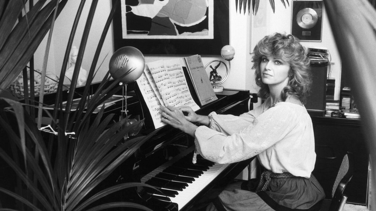PLAYBOY The-Chanteuse Jeane-Manson 16x9.jpg