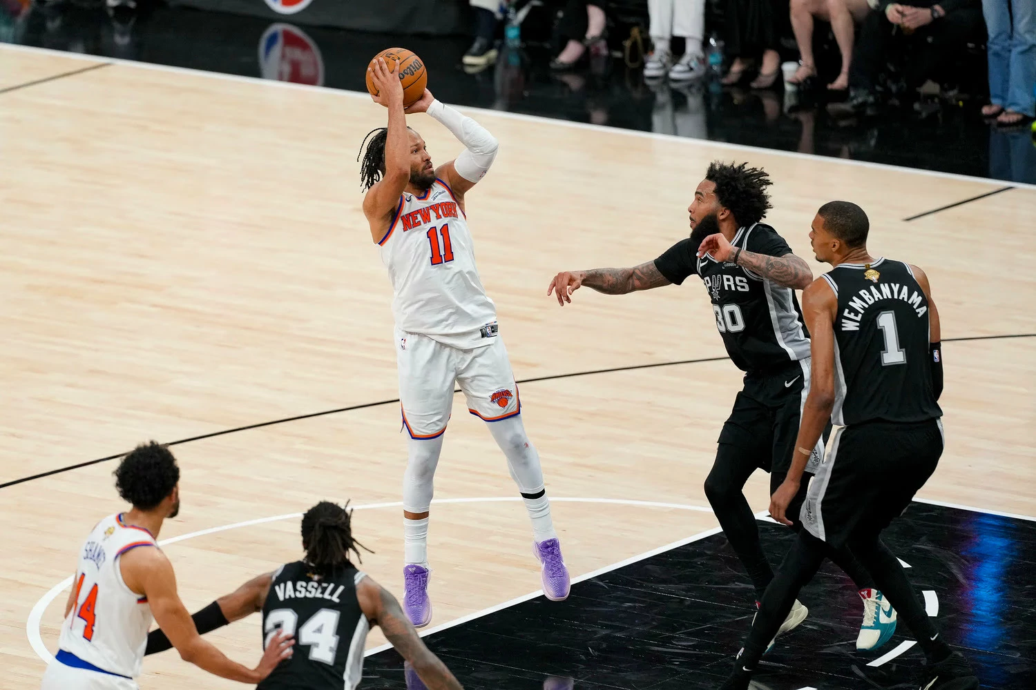 Knicks Stay Red-Hot, Earn Comeback Win vs. Spurs